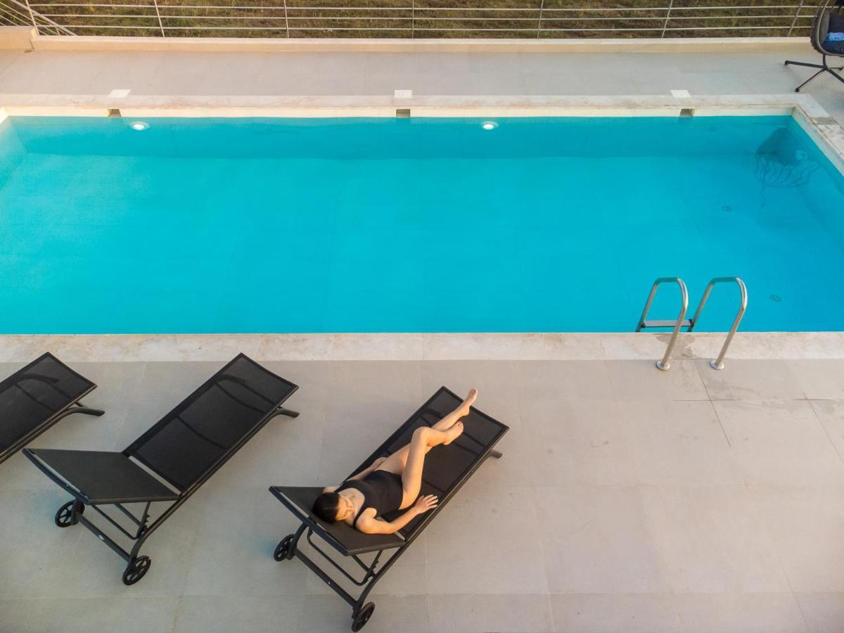 Io Luxury Pool & Hot Tub Suites 普雷韦扎 外观 照片